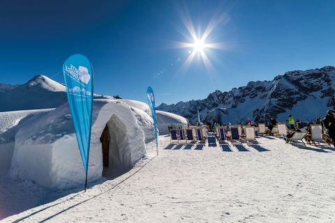 Perfekt! Urige Almhütte in traumhafter Lage mit herrlicher Panoramasicht auf das Zillertal und die umliegende Bergwelt (1.700 m ü.M.). Innehalten, durchatmen und abschalten: Hier stören weder Fernseher noch Alltagsstress. Das naturbelassene Grundstüc...