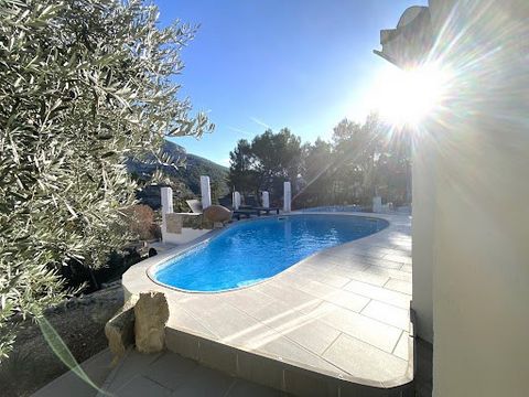 Near L'Isle sur la Sorgue, 400 m², 14-bedroom property comprising 3 independent buildings on 5500 m² of land. In a dominant position facing the Mont de Vaucluse in a dream setting, with 2 swimming pools, one of which is heated. The main part of 220 m...