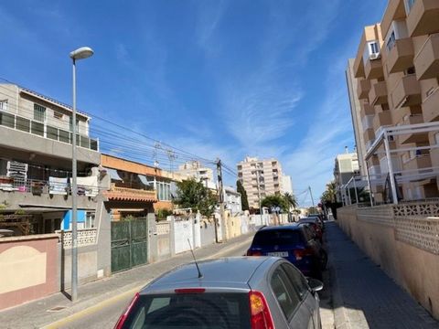 Wir präsentieren Ihnen einen exklusiven großen Garagenplatz und Abstellraum in der Gegend von Nueva Torrevieja in Torrevieja (Alicante). Der Parkplatz hat eine Nutzfläche von 9,90 m2. Plaza Nr. 15. Zugang von der Calle Marcelina 66. Es hat auch direk...