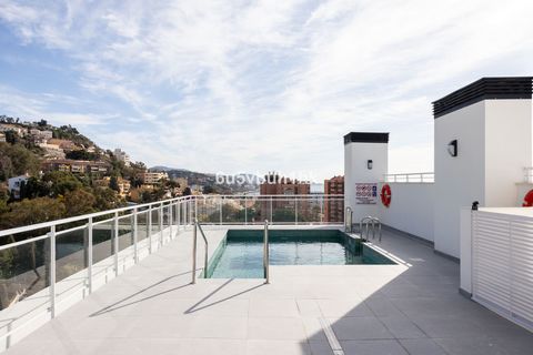 Located in Málaga. Located in one of the most emblematic and exclusive areas of Málaga we find this beautiful two bedrooms apartment and 2 bathrooms.it is just 5 minutes walking to the famous beach of La Malagueta and only 15 minutes walking to the h...