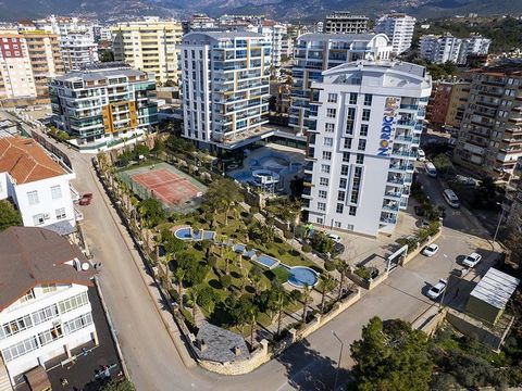 Apartamento moderno con impresionantes vistas desde las ventanas Si está buscando una vivienda espaciosa en Alanya, este apartamento de dos habitaciones es la elección perfecta. El amplio salón con ventanales panorámicos permite disfrutar de las vist...