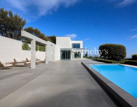 Villa Esclusiva Vicino Principato di Monaco – In Costruzione Cogli l'occasione di possedere una villa di lusso attualmente in costruzione, che offre una vista mozzafiato su Monaco e sul mare. Con 600 m² di eleganza moderna su tre livelli e un ascenso...