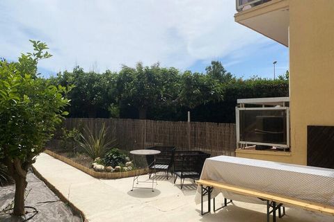 In a privileged and nearby area, come and spend your holidays in this bright apartment with your feet in the water. The apartment is fully air-conditioned, and also has 2 parking spaces in a secure car park with electric gate. this accommodation is c...