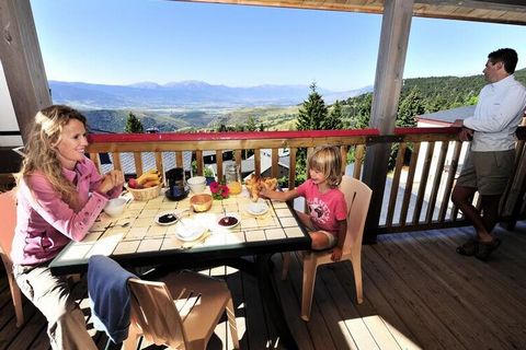 Situé à Font-Romeu w Pirenejach, Résidence Goélia Le Domaine de Castella*** bénéficie d'un panorama wyjątkowa, avec une vue sur la chaîne montagneuse environnante.  Rezydencja jest idealną lokalizacją w odległości 400 m od centrum stacji. Vous pourre...