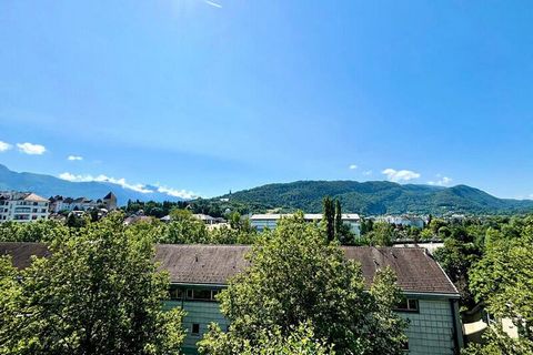 Deze residentie is ideaal gelegen in de buurt van Annecy, waar u toegang krijgt tot een historisch centrum. U profiteert van de onmiddellijke nabijheid van de handel (bakkerij, supermarkt en restaurants, in de buurt van de immeuble). Met het meer op ...