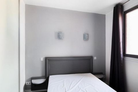 Ce charmant appartement offre un séjour confortable avec deux chambres spacieuses, un canapé convertible dans le séjour et une salle de bain avec baignoire et toilettes séparées. Il est équipé d'équipements modernes tels que la climatisation, la télé...