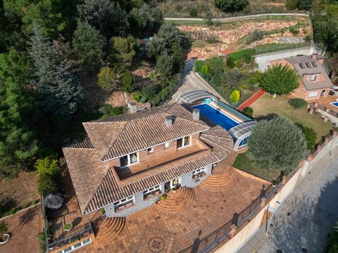 BARNES präsentiert dieses prächtige Haus in Arbúcies, einem schönen Dorf an einem schönen Ort, mitten im Naturpark Montseny. Mit Panoramablick auf alle Berge von Montseny finden wir dieses Anwesen von 723,48m2 mit breiten und hellen Räumen. Es verfüg...