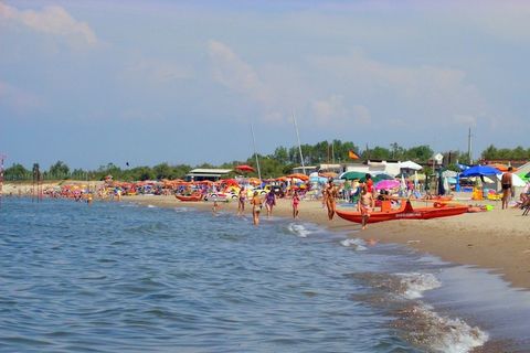 Zonnig vakantiehuis aan zee, dichtbij Venetië. Dit huis, dat onderverdeeld is in een aantal vakantieappartementen, bevindt zich op 800 m van het sympathieke toeristische dorpje Rosolina Mare en op slechts 150 m van het strand. De vakantieappartemente...