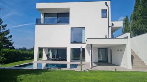 Atemberaubende Villa in Ruhelage, grandiose Panoramafenster mit Blick auf die hügelige Landschaft, luxuriöse Ausführung mit modernster Technik, Infinity Pool mit Gegenstromanlage sowie Heizung und das sind noch lange nicht alle Highlights dieser repr...