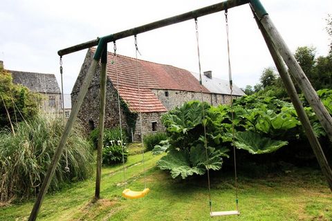 Votre hôte : Jean et Véronique sont retraités. Ils sont passionnés de marche à pied et connaissent bien le Cotentin. Maison mitoyenne à une autre location dans les dépendances d'un manoir. A proximité des propriétaires. Au rez-de-chaussée : Séjour av...