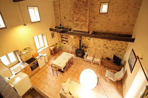 All'ingresso del parco di un castello del XV secolo, un'antica fattoria del Limosino completamente ristrutturata e trasformata in un confortevole gîte. Il «Petit Feuillade » si apre su una terrazza e terreno privato; prato di 2000m². Il cottage si tr...