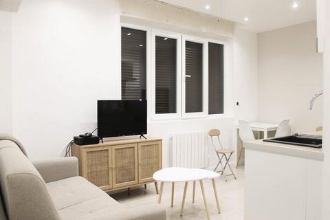 Prachtig appartement van 36 vierkante meter gelegen in à Montreuil. Array Geschikt voor maximaal 4 personen, ideaal voor een stel. Ik kijk ernaar uit u te mogen verwelkomen! :) Nieuw vernieuwd, het omvat: - een slaapkamer met een tweepersoonsbed; - e...