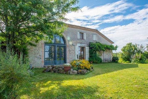 Situated on the border of the Gers and Tarn-et-Garonne, this spacious family home radiates historic charm with original details preserved throughout. Cosy and spacious at the same time, the home invites you in with its architect-designed kitchen, fea...