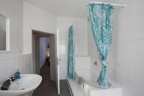 Die im 1. OG befindliche Wohnung besticht durch ihre komfortable Ausstattung und den begehrten Bilick auf die Oker. So lassen die voll ausgestattete Küche mit Geschirrspüler, das Lichtsurchflutete Badezimmer mit Badewanne und das komfortable Bett kau...