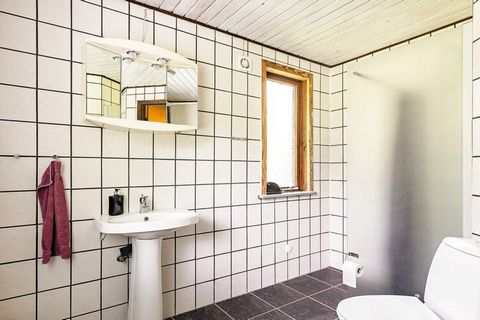 Gemütliches, älteres Ferienhaus mit Retro-Atmosphäre. Das 1981 erbaute, traditionelle Ferienhaus wurde gut instand gehalten, wobei die ursprüngliche Retro-Einrichtung überwiegend erhalten blieb. Dennoch wirkt das Haus gepflegt, geräumig und aufgeräum...