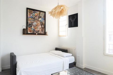 This charming 34-square-meter apartment in Les Lilas is perfect for a family, comfortably accommodating up to 4 people. It is located on the first floor of a building without an elevator and offers an independent entrance. The apartment features a br...