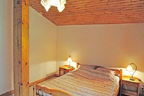 Dieses geräumige Chalet, ideal für bis zu 7 Personen, bietet eine komfortable und einladende Umgebung. Es verfügt über zwei Schlafzimmer mit Doppelbetten, ein drittes Schlafzimmer mit Etagenbett und einem Ausziehbett sowie ein Wohnzimmer mit einem Sc...