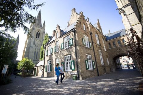 Appartement met 2 slaapkamers op de zeedijk. wifi en digitale tv Dit prachtige appartement ligt in het serene kustplaatsje Nieuwpoort en biedt de perfecte mix van comfort, gemak en adembenemende vergezichten. Gelegen op slechts een steenworp afstand ...