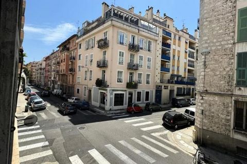 Ce charmant appartement de 57 m² au cœur de Nice offre une base idéale pour explorer le meilleur de la Côte d'Azur. Situé rue Smolett, il comprend un séjour cosy, deux chambres paisibles avec lits doubles, une cuisine entièrement équipée et une salle...