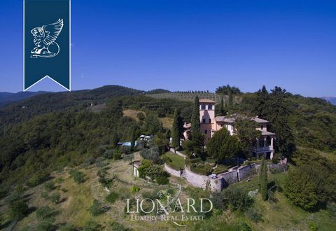 A poca distanza da Perugia, sulla cima di una collina antistante la bellissima cittadina, è in vendita questa residenza d'epoca con vista panoramica sull'intera valle umbra. Originaria del 1800 ma recentemente restaurata, la dimora vanta un...