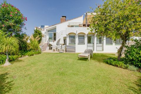 Villa op de tweede lijn van het strand in Estepona het huis heeft een prachtige binnenplaats aan de voorkant van het huis en een fantastische privétuin aan de achterkant van het huis Bij binnenkomst in het pand heeft u 3 slaapkamers en 2 badkamers op...