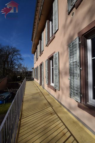 RARE, A MONTBELIARD centre ville, Au coeur de la VERDURE, BEL IMMEUBLE DE CARACTERE.... Petite copropriété avec aire de stationnement... VASTE APPARTEMENT F6 (aménagement intérieur à prévoir) lumineux, spacieux.... donnant sur terrasse avec vue dégag...