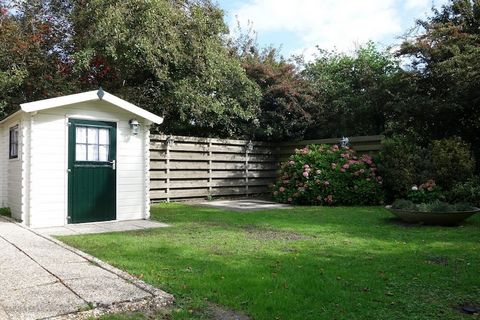 Magnifique bungalow de vacances ! Ce bungalow de vacances très bien entretenu est situé dans le parc Wildrijk à Sint Maartenszee. Le bungalow est meublé avec goût et fraicheur. Le parc est à environ 100 m des dunes. À travers les dunes, vous pouvez r...