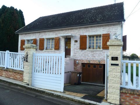 Proche de Clermont de L'Oise et de sa ligne SNCF Paris Gare du Nord-Amiens, je vous propose de devenir propriétaire de cette maison de construction traditionnelle, bâtie sur un sous-sol total. Véritable maison familiale, elle est située dans un envir...