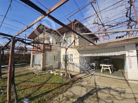 Imoti Tarnovgrad bietet Ihnen ein zweistöckiges Haus in unmittelbarer Nähe zum Zentrum des Dorfes Kormyansko, das 5 km von Sevlievo entfernt liegt. Der erste Stock besteht aus: Eingangshalle, vier Zimmern, Sommerküche und Keller. Zweiter Stock: Einga...