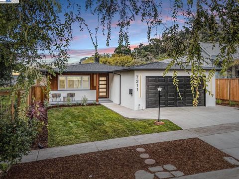 Bienvenido a 7211 Mound St, una casa meticulosamente remodelada escondida en un tranquilo callejón sin salida de El Cerrito. Esta casa irradia atractivo exterior con su elegante revestimiento de secuoya y su paisajismo cuidadosamente diseñado que le ...