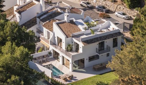 Diese Doppelhaushälfte mit 5 Schlafzimmern und 4,5 Bädern befindet sich direkt am Aloha-Golfplatz in Nueva Andalucía, einer der beliebtesten Wohngegenden von Marbella. Das Haus bietet eine ideale Balance zwischen Innen- und Außenbereichen und ist dam...