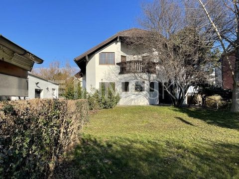 Jardín, piscina, garaje, terraza, balcón son solo algunos de los aspectos más destacados de esta emocionante propiedad. El jardín aislado ofrece sol y sombra, una piscina privada con techo y un cobertizo de jardín. El punto central es el salón-comedo...