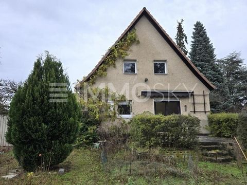 Sie suchen nach einem charmanten Haus in ruhiger Umgebung? Das charmante Einfamilienhaus in ruhigem Spandau in der Seitenstraße von Falkenseer Chaussee vereint modernen Wohnkomfort mit idyllischer Ruhe. Die Immobilie liegt in einer äußerst ruhigen un...