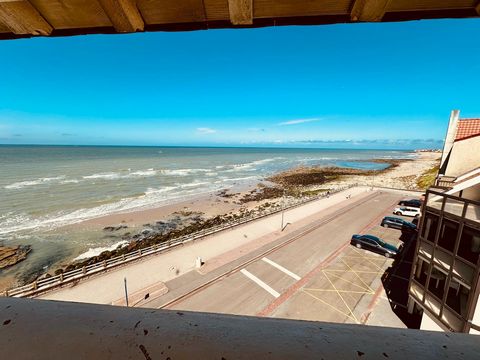 Located in Ambleteuse, a charming coastal village by the sea with a peaceful atmosphere, this T5 apartment benefits from a panoramic view of the sea. The town offers a pleasant living environment, with its picturesque beaches and renowned seafood res...