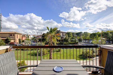 Ce studio avec balcon est situé dans une résidence avec plusieurs appartements et dispose d'une piscine que vous pourrez utiliser. Le lac de Garde et la plage est à distance de marche. Dans les environs, vous trouverez le Château Scaligero et les gro...