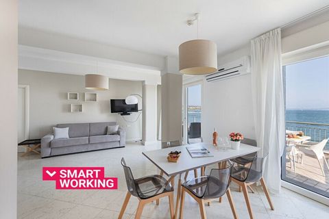 Modern appartement met twee slaapkamers en uitzicht op het meer in Residenza Miralago met gedeeld overloopzwembad en tuin, op slechts een steenworp afstand van het centrum van Desenzano del Garda en met directe toegang tot de boulevard en het openbar...