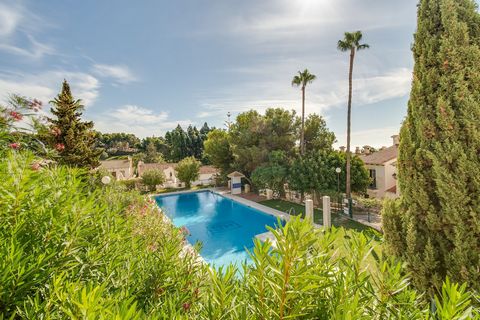 Located in Benalmadena Costa. Superb five bedroom townhouse in a gated and secure development, with incredible open views of Torrequebrada golf course and the sea. The property is located close to all general amenities, beach, and transport, and is s...