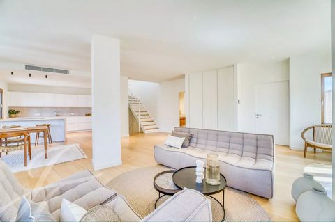 Situated at a quiet Plaza in the heart of Palma´s old town, this luxurious duplex penthouse is consisting out of two bedrooms, three bathrooms (two en-suite, one guest bathroom), a laundry room as well as a one of a kind roof top terrace. While the e...