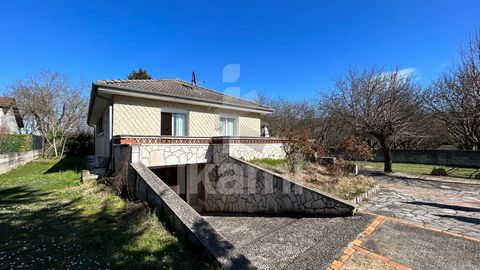 À Saint Marcellin, venez découvrir cette maison de 145 m2 sur 1000 m2 de terrain au calme, dans une impasse entourée de noyers avec une vue dégagée. Le bien se compose d'un salon/séjour de 28 m2, d'une cuisine séparée tout équipée de 13 m2. Dans le c...