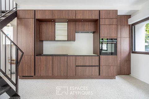 Es en Maisons-Alfort, una ciudad muy popular en el este de París, donde se encuentra esta casa familiar de 60,7 m2 carrez para 2 dormitorios y un jardín privado de 64 m2. Totalmente renovado a todos los niveles (energía, suelos, paredes, fontanería, ...