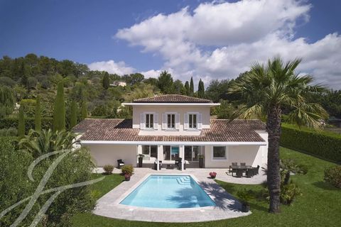 Just 900 m from the charming village of Valbonne, this 240 m² villa offers an exceptional living environment. Set in 2,500 m² of flat, south-facing grounds, it boasts a swimming pool and landscaped garden. The interior, bathed in natural light, featu...