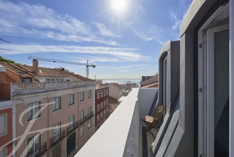 3 rd floor | 2 bedrooms | 125 m2 | High-quality finishings | Balcony | Elevator | Estrela-Lapa | Beautiful renovated building This beautiful apartment, located in the highly sought-after Lapa district, just a few minutes' walk from the garden and Bas...