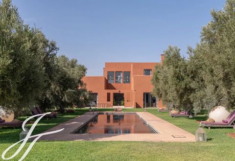 This property is enviably located in a sought after area, a mere 20 minutes from downtown Marrakech and a few minutes from a major golf course. The villa with pure lines is nestled in a handsome 1 hectare garden planted with fruit and olive trees. Vi...