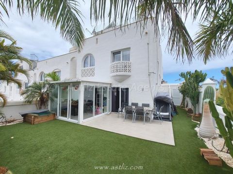 Situated in the village of Callao Salvaje in Costa Adeje is this spacious detached house which forms part of the Oasis Tropical II complex. The complex itself is very well maintained and has a large communal swimming pool and sunbathing area, as well...