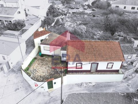 Detached, single-storey house with three bedrooms, set on a 155m2 plot. Annex with barbecue and pleasant outdoor space with excellent sun exposure. Located in a quiet village, close to nature trails. Approximately 10 minutes from the town of Lourinhã...