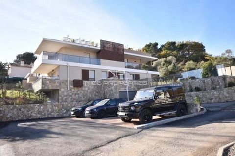 MOUGINS : The penthouse is located within a closed gated community which was comleted in late 2024, on the edge of the enchanting village of Mougins. The site comprises a total of 8 architect-designed villas, a communal garden with a boules court and...