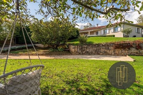 Situated in the heights of Lucenay, just 35 minutes from Lyon, this single-storey villa is set on a beautiful plot of 2059 m², entirely fenced and landscaped. Offering a peaceful living environment, the house, built on a crawl space, features a brigh...