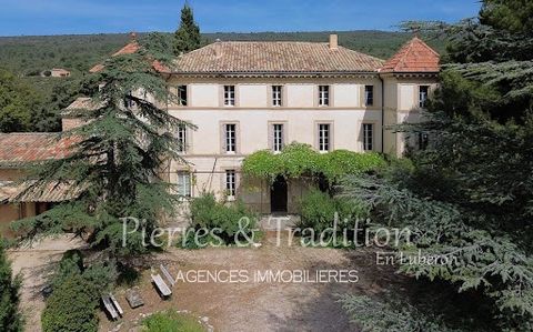 In der Provence, im Herzen des Luberon, spiegelt die Architektur dieses prächtigen Anwesens mit seiner Symmetrie und der perfekt ausbalancierten Fassade die ganze Eleganz des 18. Jahrhunderts wider. Mit über 8 Hektar, hauptsächlich Weinbergen, verfüg...