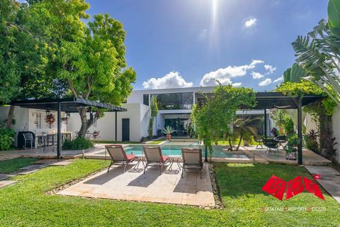 Gelegen in de gewilde Barrio de Santiago in het centrum van Mérida, combineert deze prachtige villa op elegante wijze koloniale charme met moderne, hedendaagse architectuur. Het pand is in 2019 stijlvol gerenoveerd en uitgebreid en biedt een uitzonde...