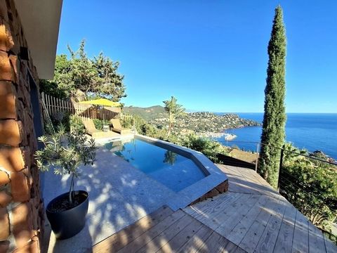 Ideally located on the heights of Trayas, in a secure domain, the Villa, completely renovated by an architect with quality materials, offers you air-conditioned, quiet accommodation, accompanied by a breathtaking view of the Mediterranean and the bay...